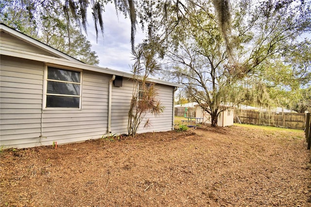 view of yard featuring a storage unit