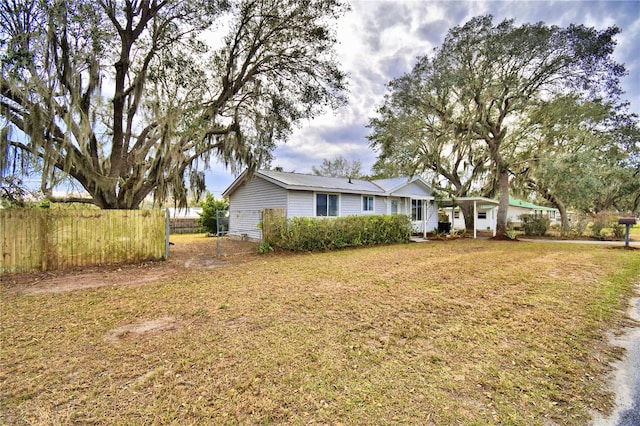 view of front facade featuring a front yard