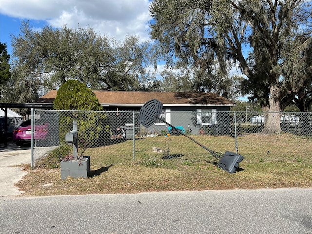 view of front of property featuring a front yard