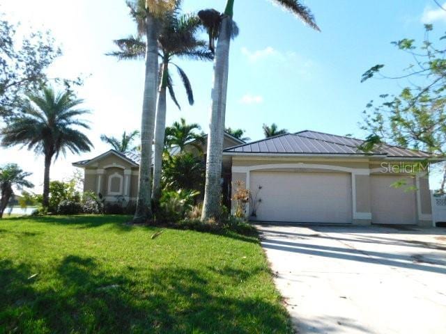 view of front of house featuring a garage and a front yard