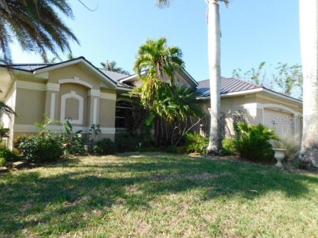 view of side of property featuring a yard