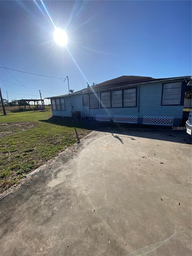 view of front of house featuring a front yard