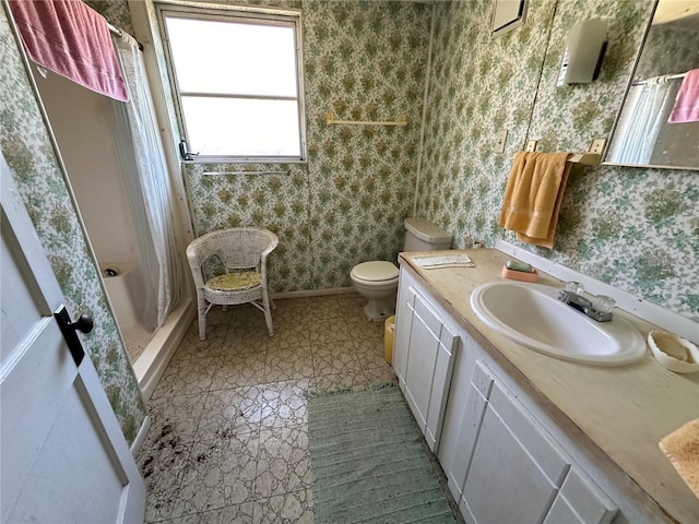 full bath with wallpapered walls, baseboards, toilet, a shower with curtain, and vanity