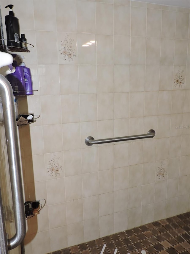 full bath featuring tiled shower