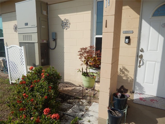 3041 Club Cir, Lake Wales, FL 33898 - doorway to property featuring concrete block siding