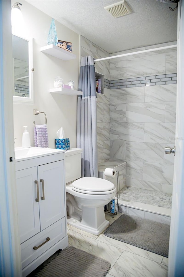 3041 Club Cir, Lake Wales, FL 33898 - bathroom with marble look tiles, a tile shower, vanity, and a textured ceiling