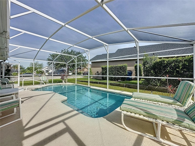 2200 Mallory Cir, Haines City, FL 33844 - swimming pool with a patio and glass enclosure