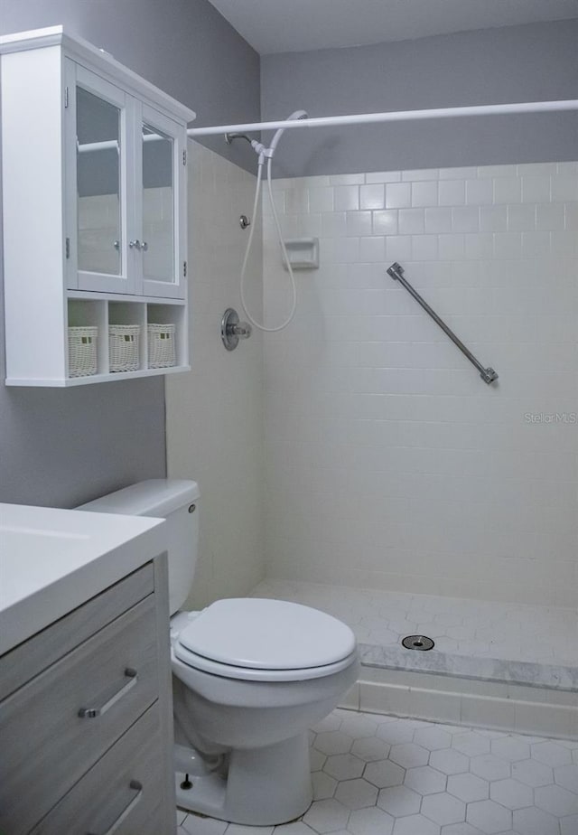 130 E Johnson Ave Unit 206, Lake Wales, FL 33853 - full bath featuring toilet, tile patterned floors, a tile shower, and vanity