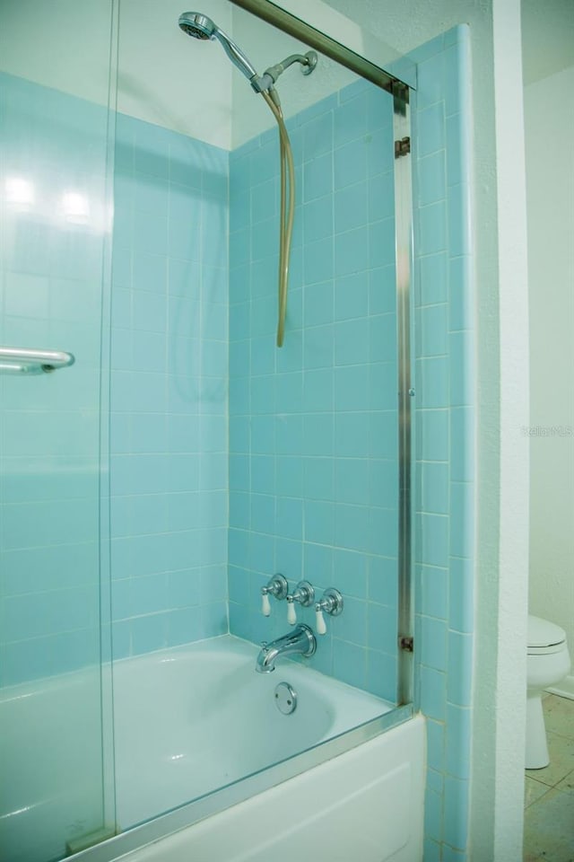 4725 Kayworth Rd, Lake Wales, FL 33898 - bathroom featuring toilet and enclosed tub / shower combo