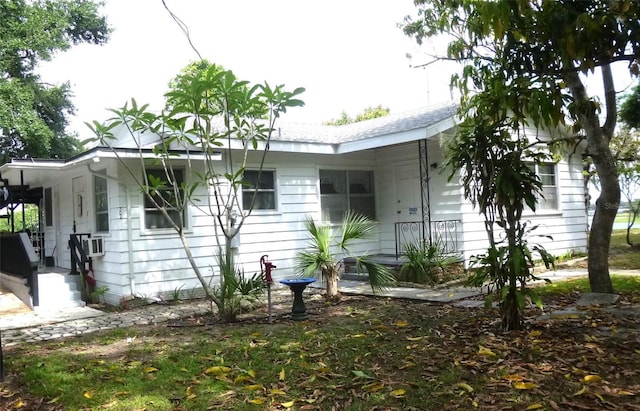 302 S Palm Ave, Frostproof, FL 33843 - view of side of property with a porch