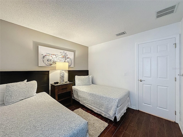 2696 Hemingway Ave, Haines City, FL 33844 - bedroom featuring dark wood finished floors and a textured ceiling