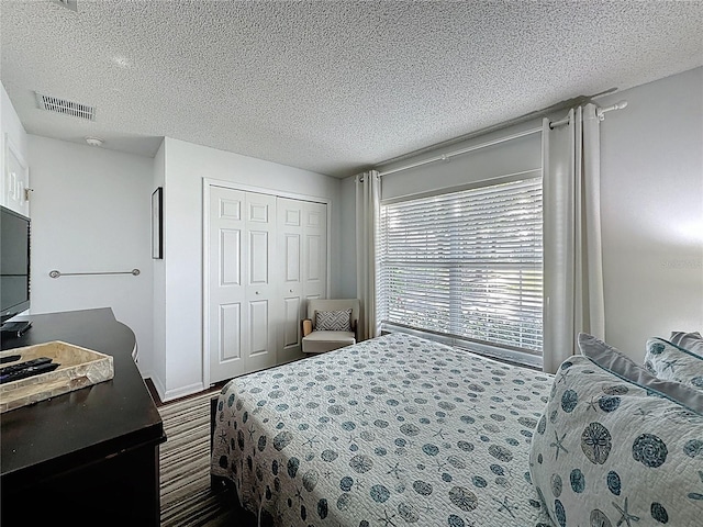 2696 Hemingway Ave, Haines City, FL 33844 - bedroom featuring a textured ceiling and a closet