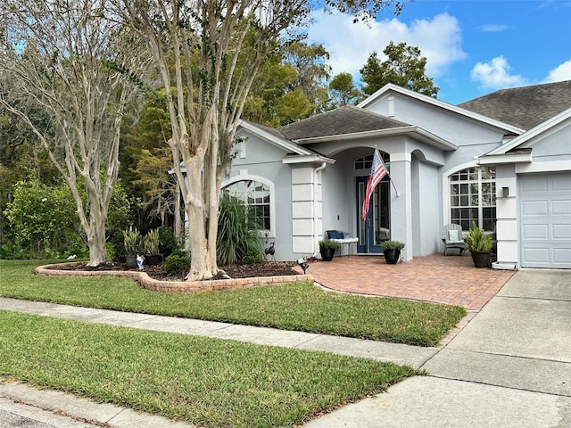 view of front of home featuring a front yard and a garage