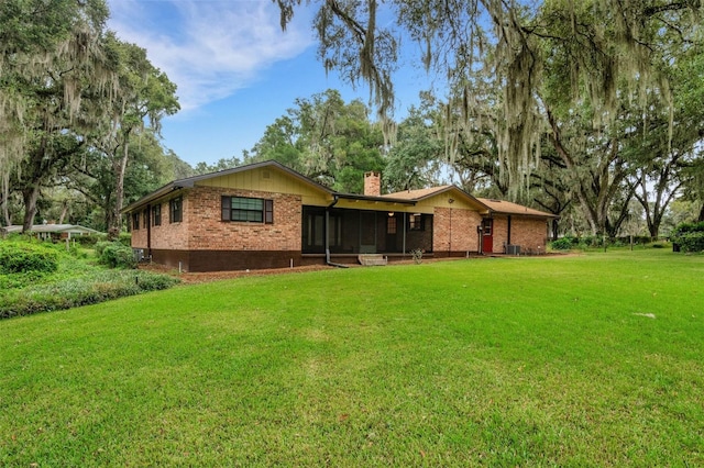 view of front of property with a front yard