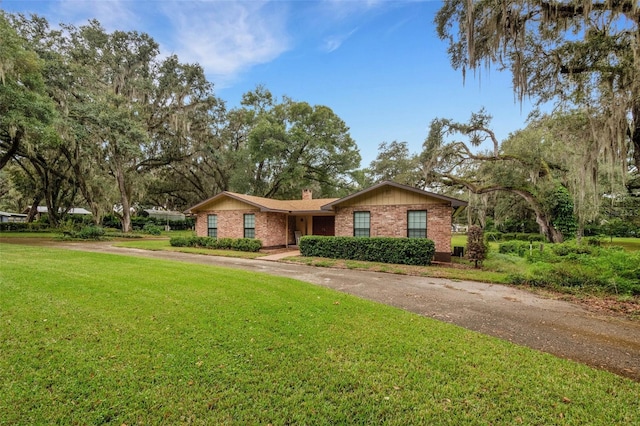 single story home with a front yard