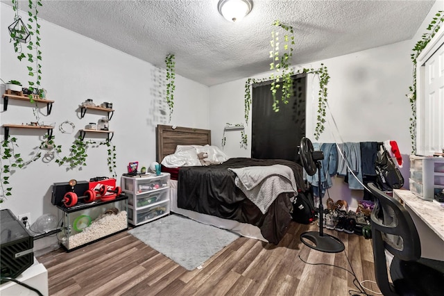 3016 Reiter Dr, Auburndale, FL 33823 - bedroom featuring a textured ceiling and dark hardwood / wood-style flooring