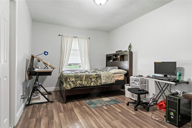 3016 Reiter Dr, Auburndale, FL 33823 - bedroom with dark hardwood / wood-style flooring and a textured ceiling