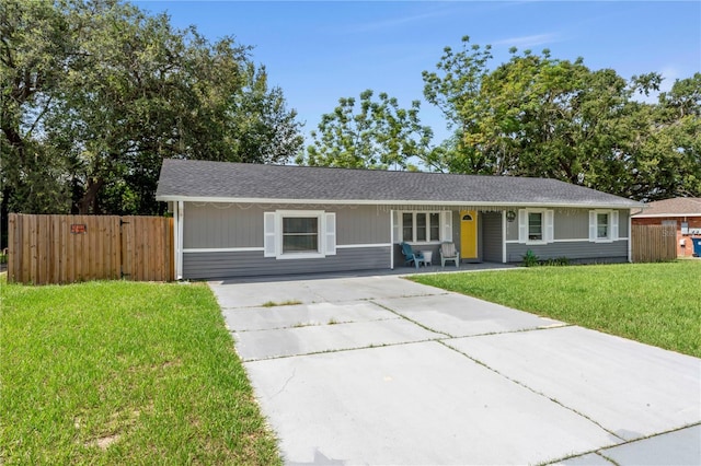 3016 Reiter Dr, Auburndale, FL 33823 - ranch-style home with a front yard
