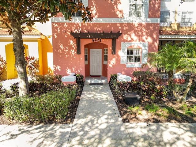 entrance to property with stucco siding