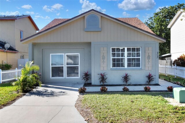 view of front facade with a front yard