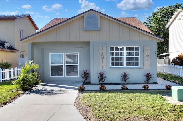 view of front of property with a front yard