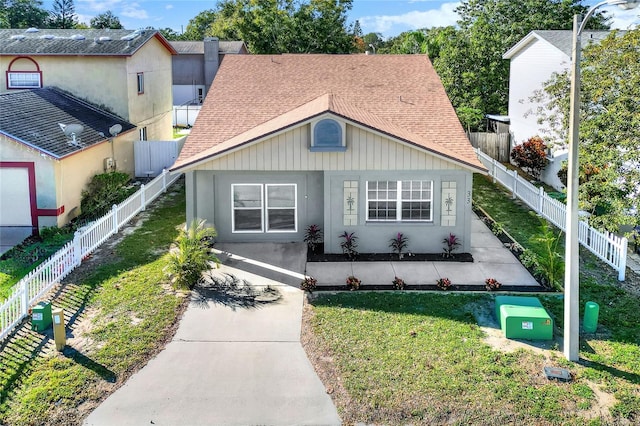 view of front of property with a front lawn