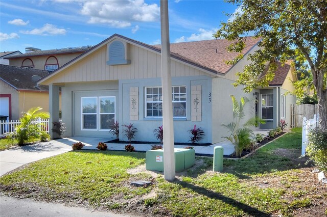 view of front facade featuring a front yard