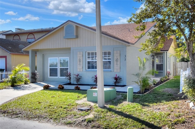 view of front of home featuring a front yard