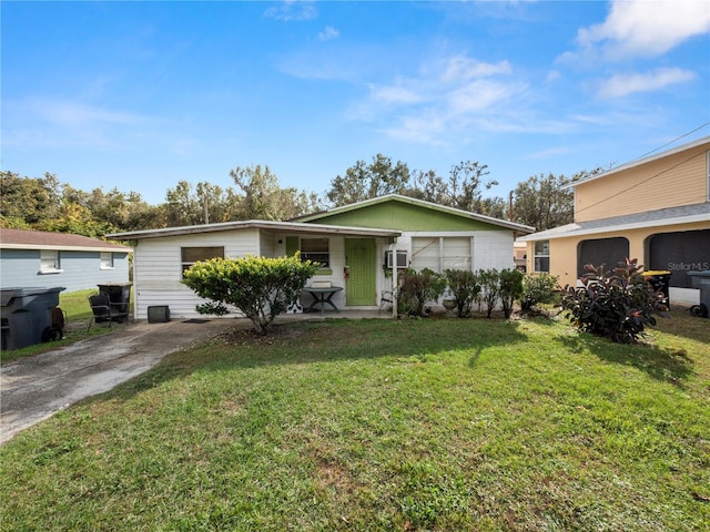 ranch-style home featuring a front lawn