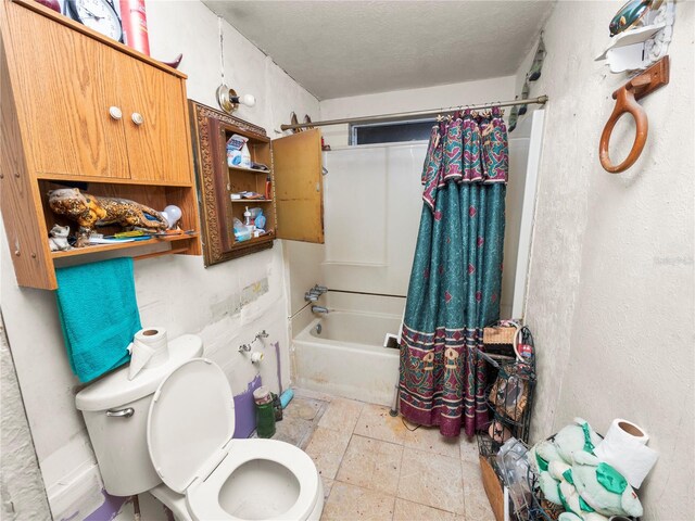 bathroom featuring a textured ceiling, toilet, and shower / bath combo