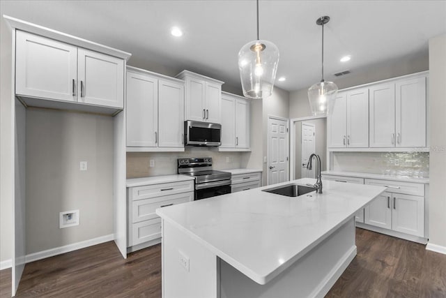kitchen with stainless steel appliances, backsplash, a sink, dark wood-style floors, and visible vents