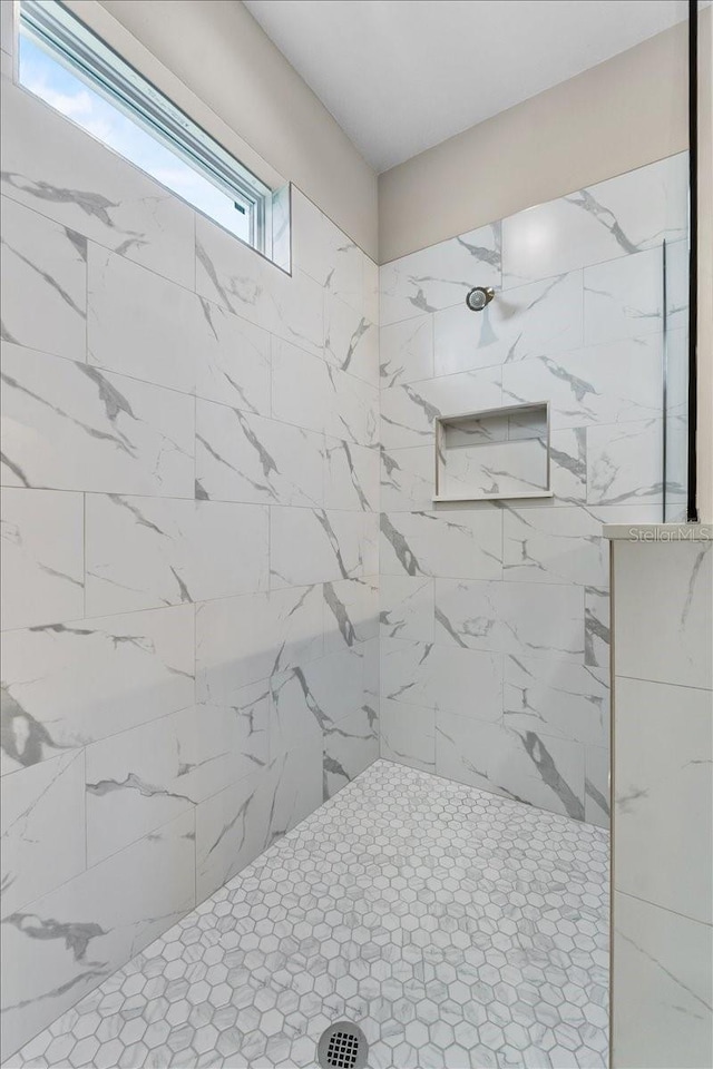 bathroom featuring a tile shower