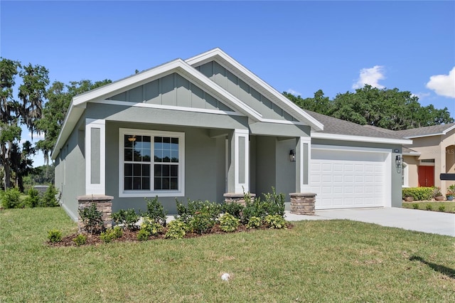 4537 Fairway Oaks Dr, Mulberry, FL 33860 - craftsman-style home with a front yard, driveway, a garage, and stucco siding