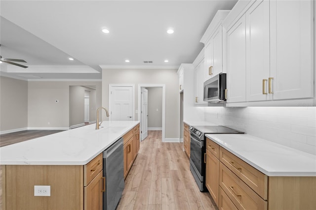 4537 Fairway Oaks Dr, Mulberry, FL 33860 - kitchen featuring baseboards, a sink, crown molding, recessed lighting, and stainless steel appliances