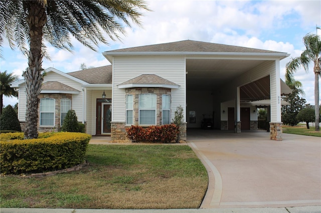 view of front of property with a carport and a front yard