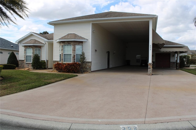 view of front facade featuring a front yard and a carport