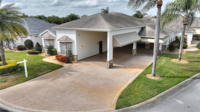 view of front of property featuring a carport and a front lawn