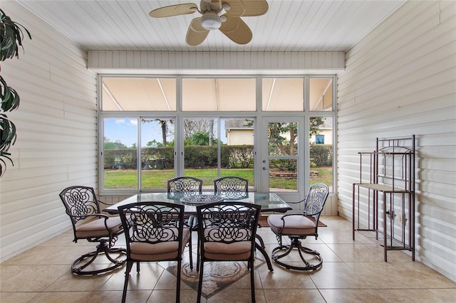 sunroom featuring ceiling fan