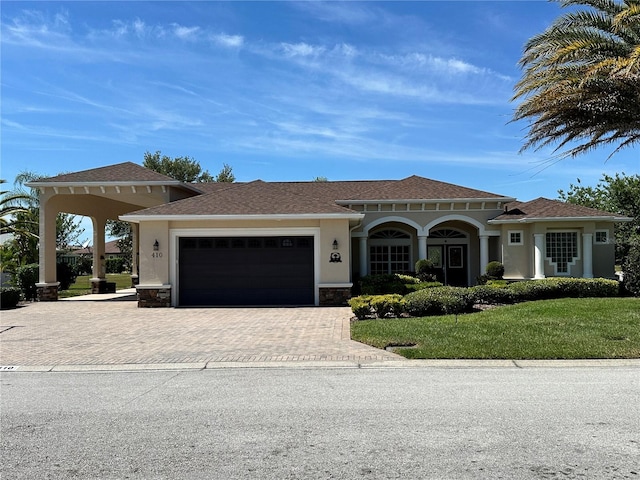 view of front facade with a garage and a front yard