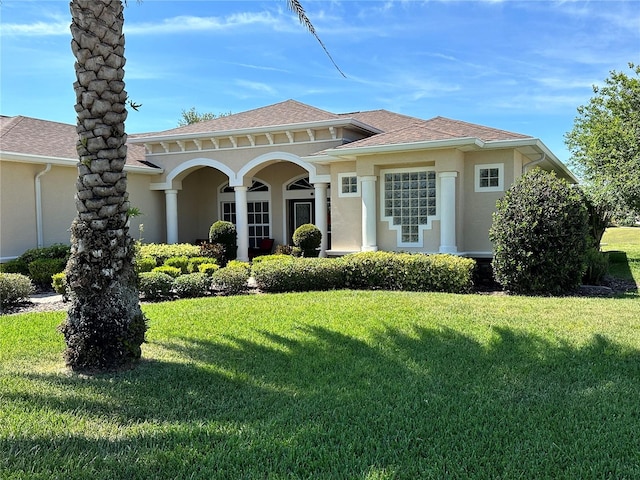 view of front facade with a front lawn