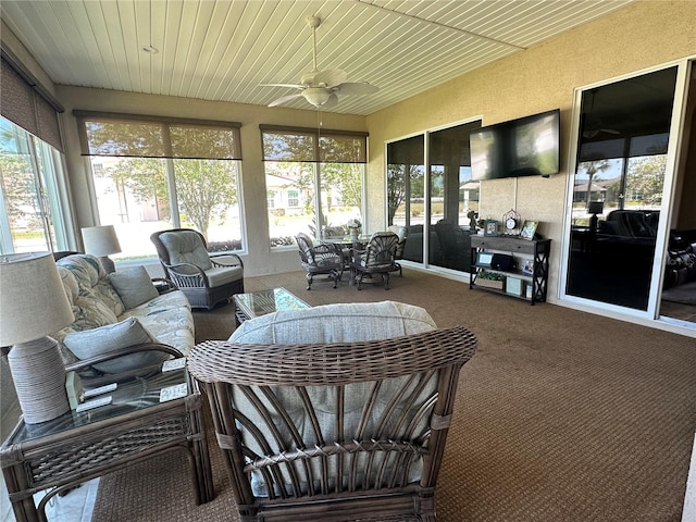 sunroom with ceiling fan