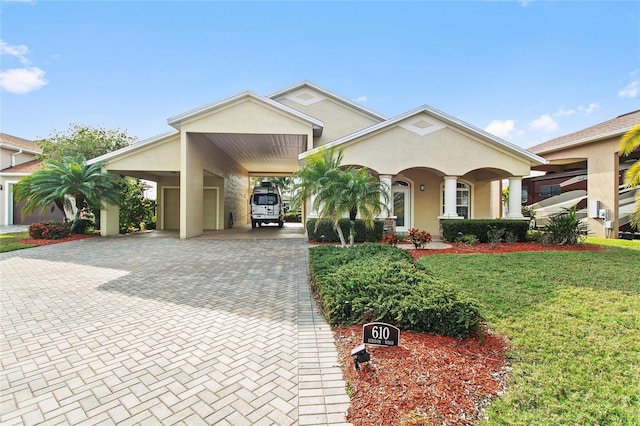 view of front of home featuring a carport and a front yard