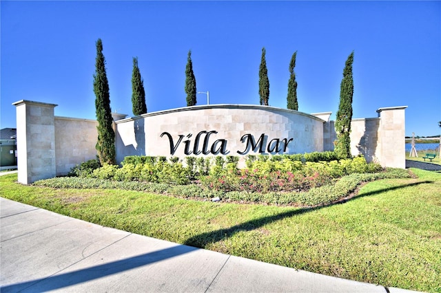 community sign featuring a lawn