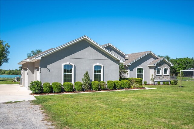 view of front of house with a front lawn