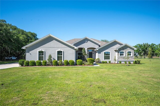 single story home featuring a front yard