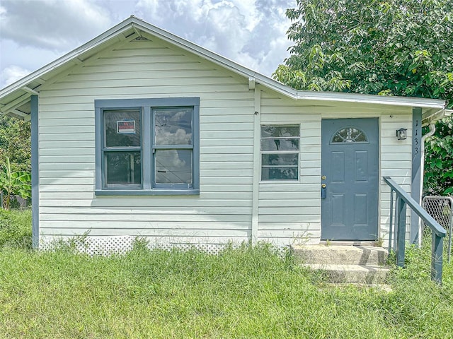 view of front of home featuring a front lawn