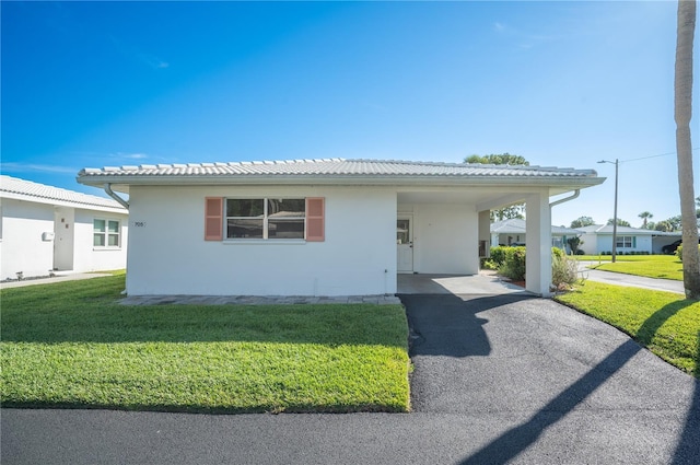 view of front of home featuring a carport and a front yard