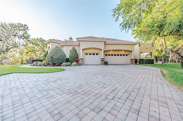 view of front of property featuring a front lawn and a garage