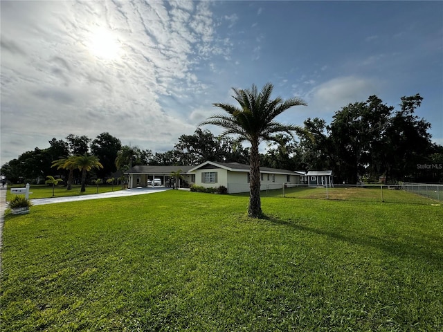 view of front of house featuring a front lawn