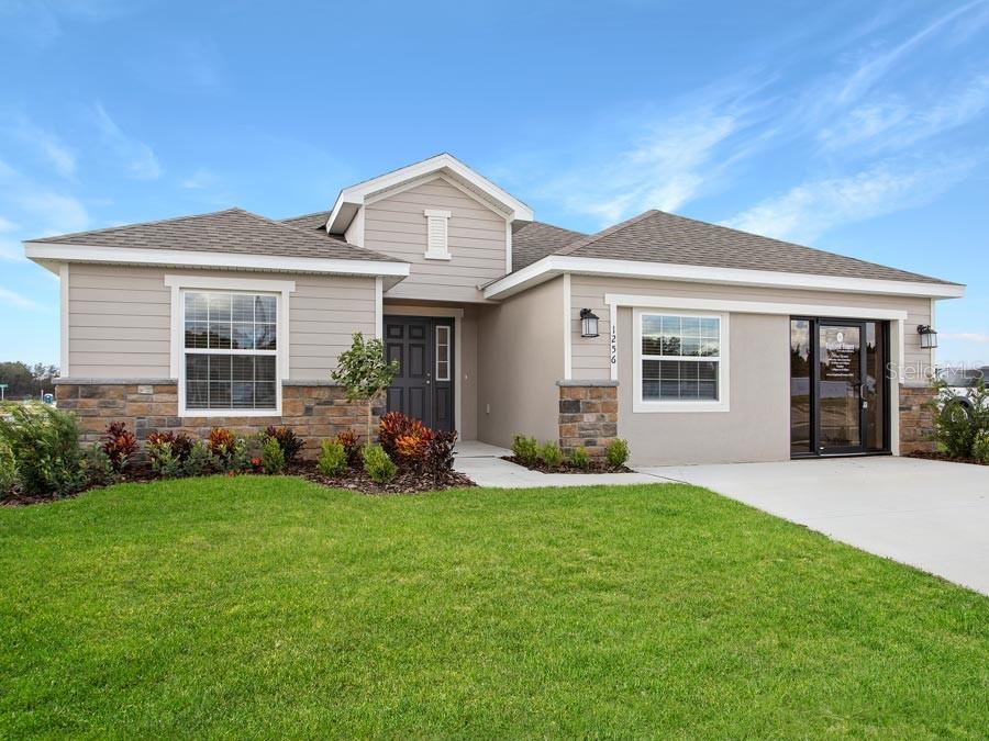 view of front of house featuring a front lawn